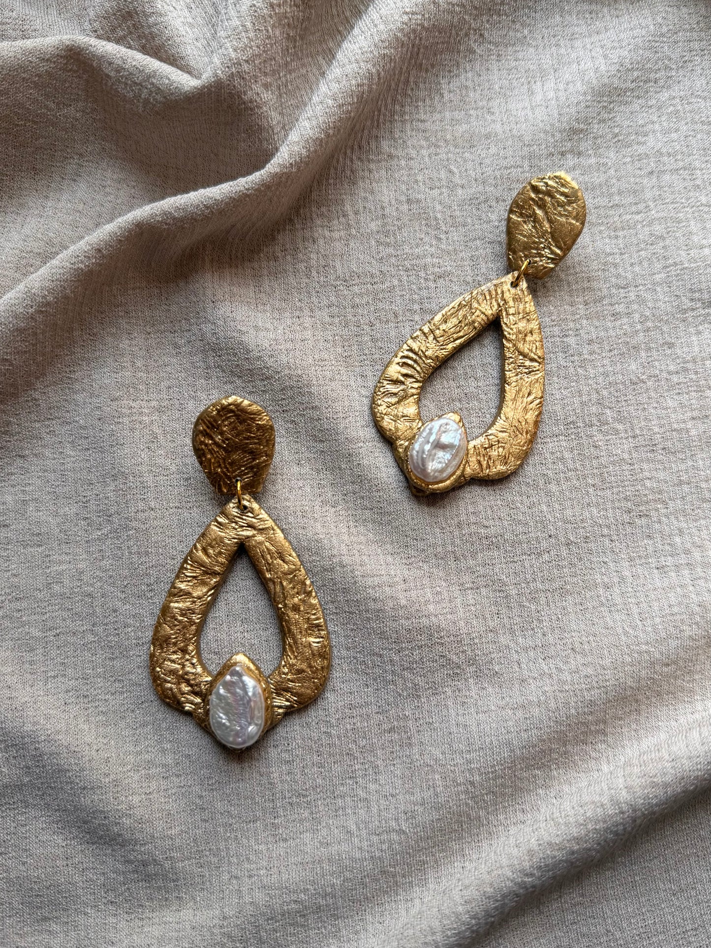 Caspara Large - Antique Gold with Freshwater Pearls
